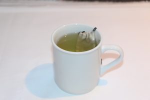 Sachet de thé en coton dans une tasse.