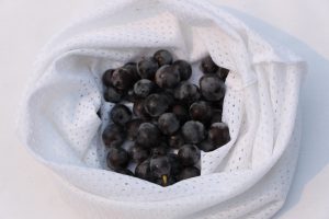 Sac ajouré contenant des raisins bleus