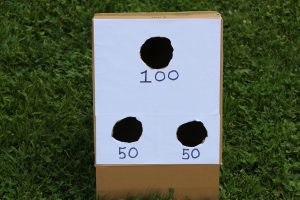 Boîte de carton avec 3 ouvertures circulaire pour faire un jeu de poches.