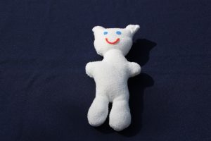 Ourson blanc cousu avec du tissu en polar.