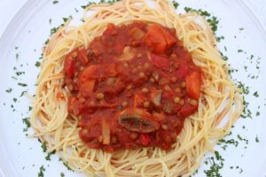 assiette de sauce à spaghetti aux lentilles