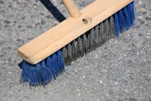 balai à brosse pour nettoyer l'asphalte
