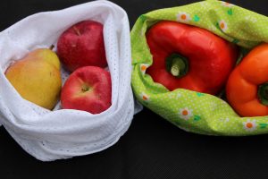 2 sacs de tissu comprenant des poivrons, des pommes et une poire