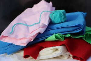 Pile de retailles de tissu de différentes couleurs