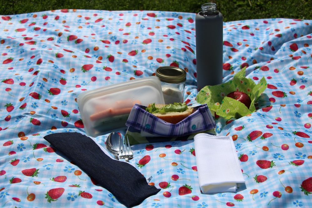 Sacs réutilisables, accessoires de tissu et pot de verre pour un lunch sans déchet.