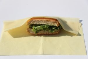 Sandwich dans un tissu recouvert de cire.